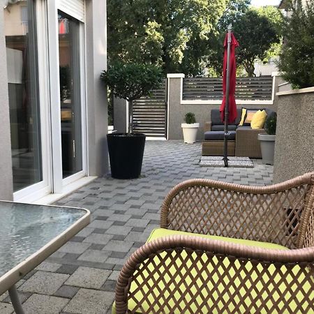 Holiday Home Aspalathos - With Free Parking, Near The Beach, A Few Minutes' Walking Distance To The Unesco Palace Split Luaran gambar