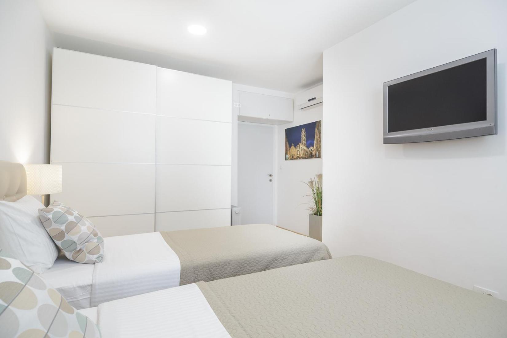 Holiday Home Aspalathos - With Free Parking, Near The Beach, A Few Minutes' Walking Distance To The Unesco Palace Split Luaran gambar