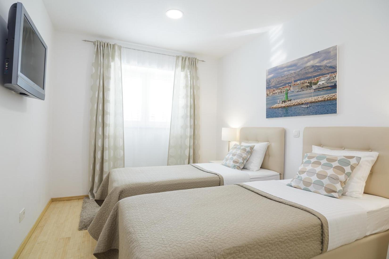 Holiday Home Aspalathos - With Free Parking, Near The Beach, A Few Minutes' Walking Distance To The Unesco Palace Split Luaran gambar
