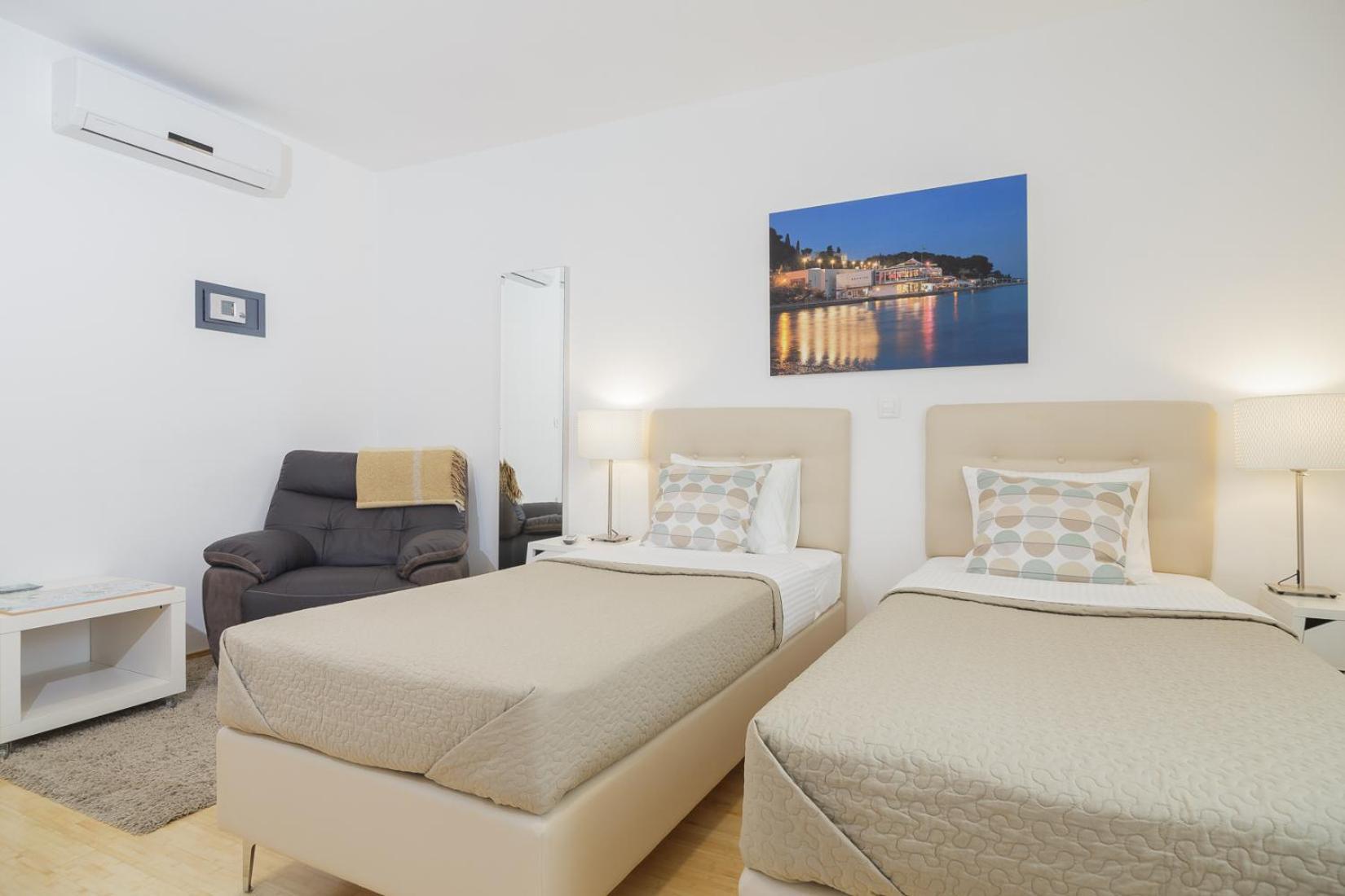Holiday Home Aspalathos - With Free Parking, Near The Beach, A Few Minutes' Walking Distance To The Unesco Palace Split Luaran gambar