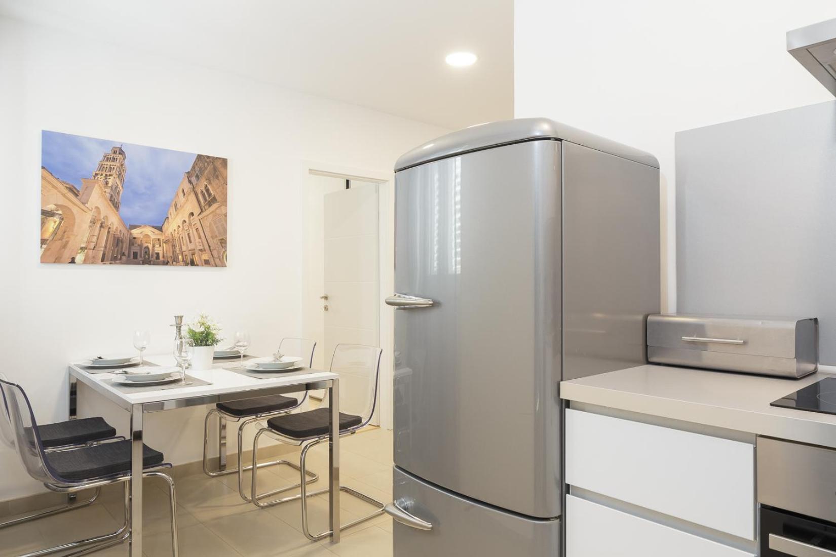 Holiday Home Aspalathos - With Free Parking, Near The Beach, A Few Minutes' Walking Distance To The Unesco Palace Split Luaran gambar
