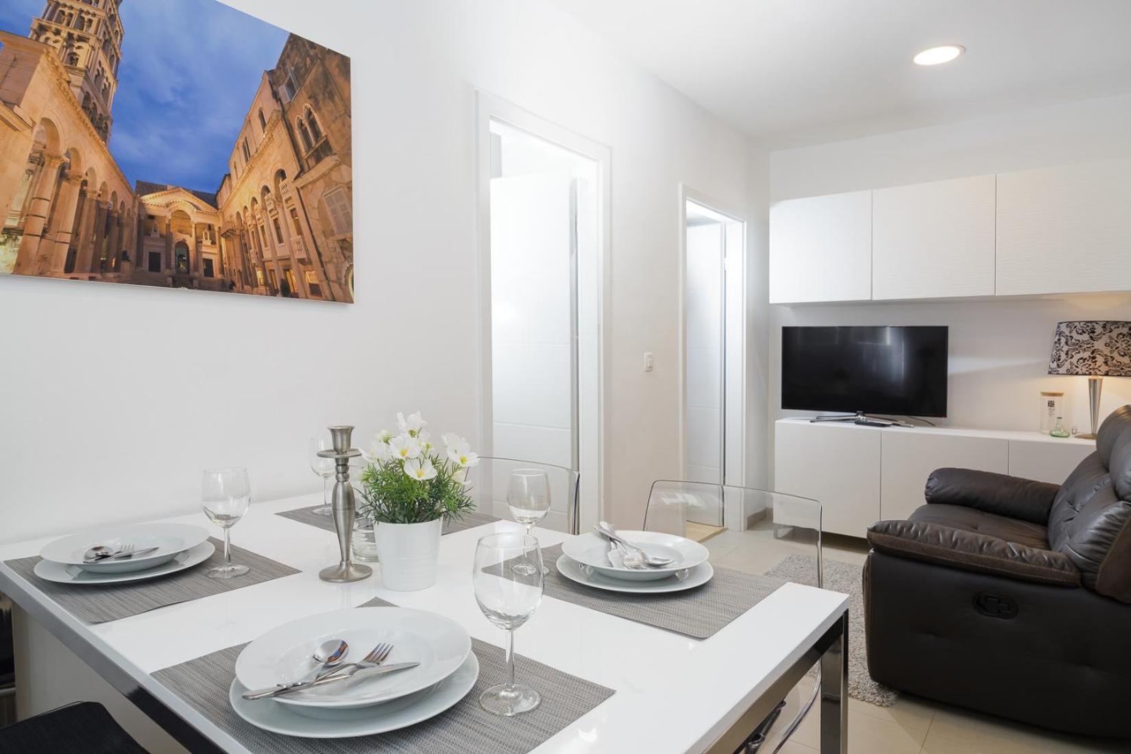 Holiday Home Aspalathos - With Free Parking, Near The Beach, A Few Minutes' Walking Distance To The Unesco Palace Split Luaran gambar