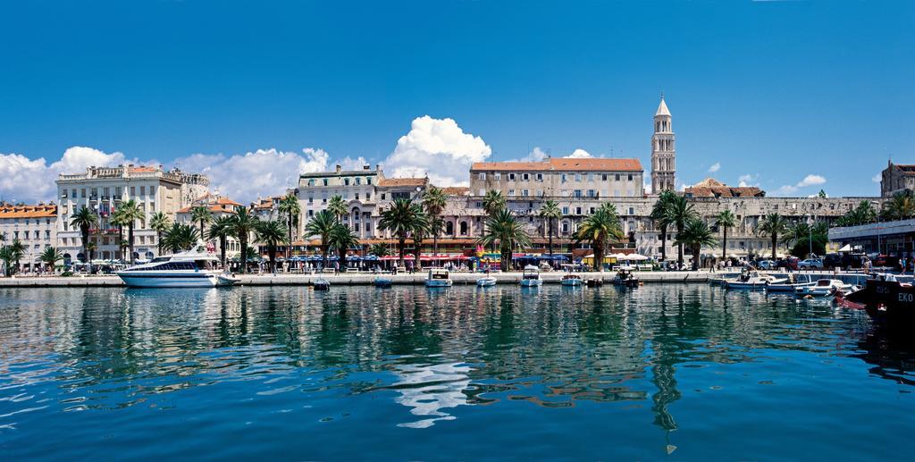 Holiday Home Aspalathos - With Free Parking, Near The Beach, A Few Minutes' Walking Distance To The Unesco Palace Split Bilik gambar