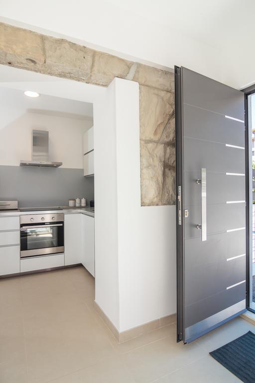 Holiday Home Aspalathos - With Free Parking, Near The Beach, A Few Minutes' Walking Distance To The Unesco Palace Split Luaran gambar
