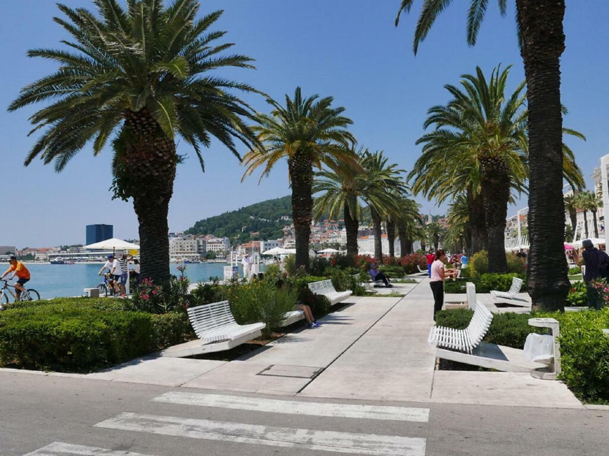 Holiday Home Aspalathos - With Free Parking, Near The Beach, A Few Minutes' Walking Distance To The Unesco Palace Split Luaran gambar