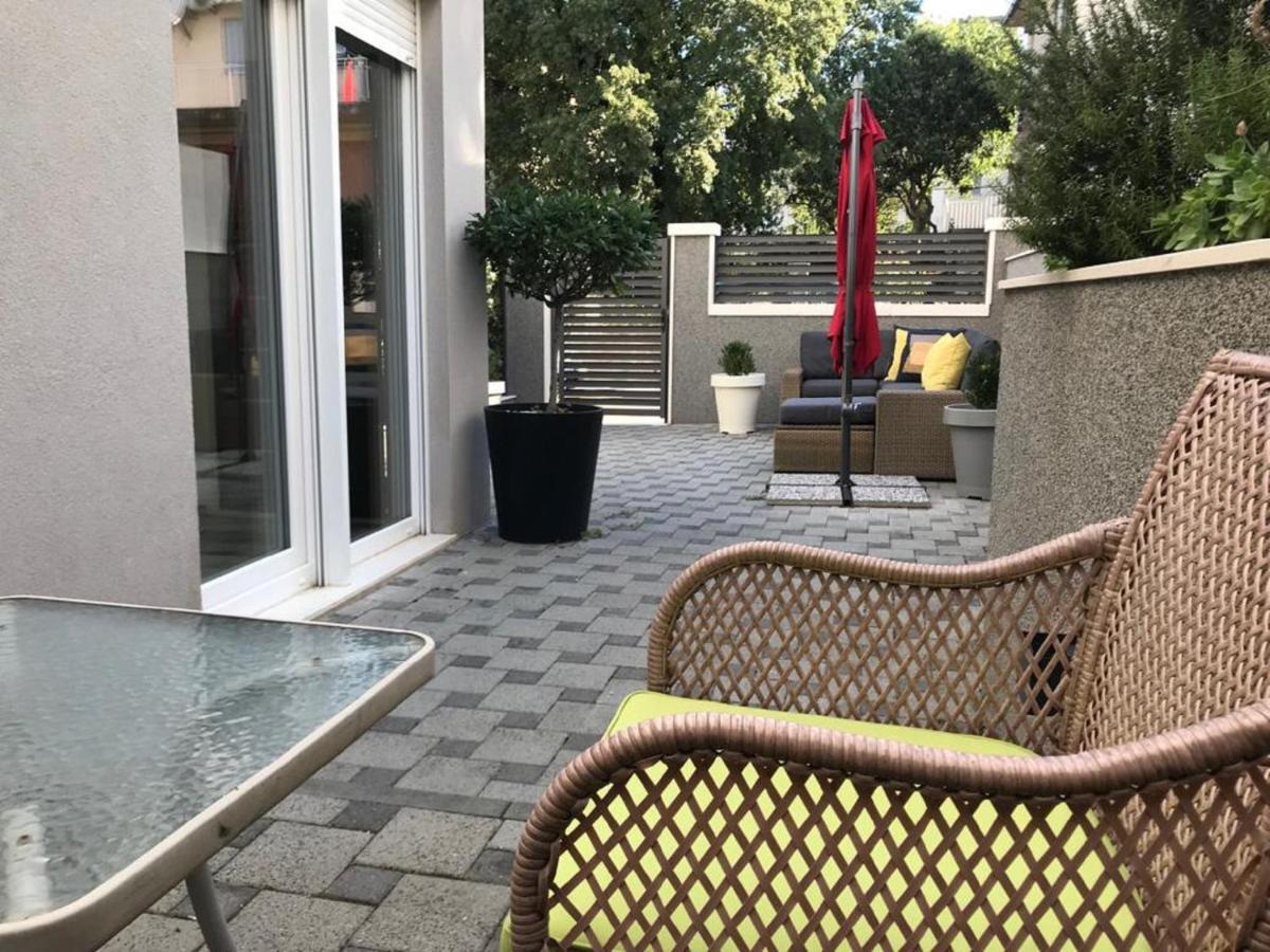Holiday Home Aspalathos - With Free Parking, Near The Beach, A Few Minutes' Walking Distance To The Unesco Palace Split Luaran gambar