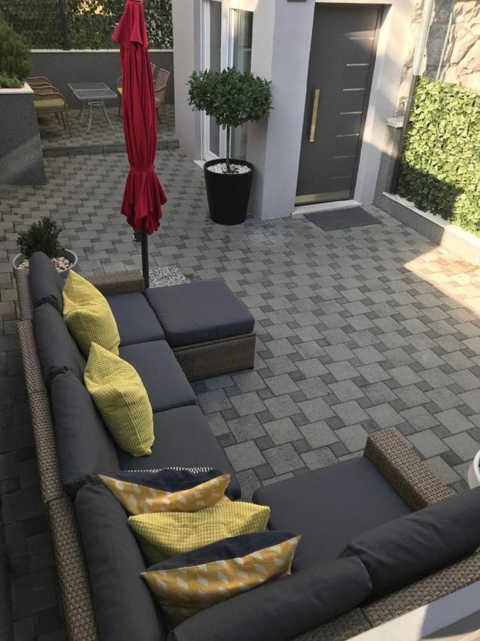 Holiday Home Aspalathos - With Free Parking, Near The Beach, A Few Minutes' Walking Distance To The Unesco Palace Split Luaran gambar